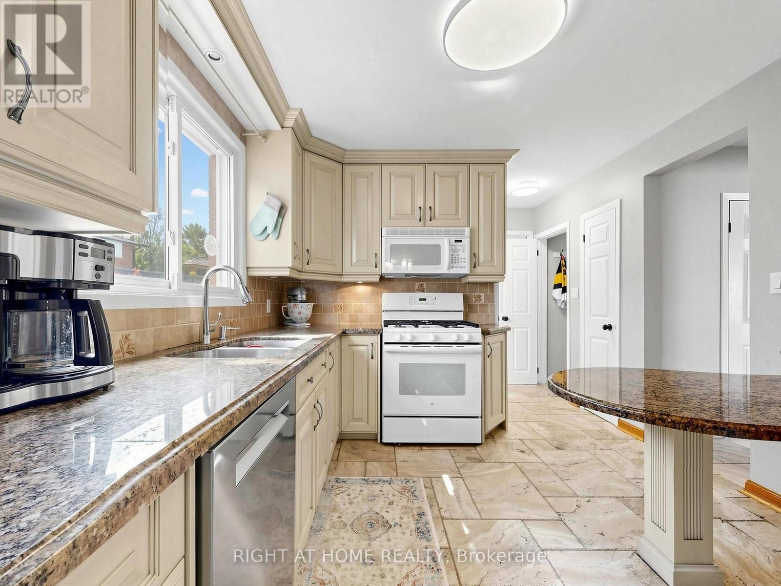 479 BERNHARD CRESCENT - Image 10