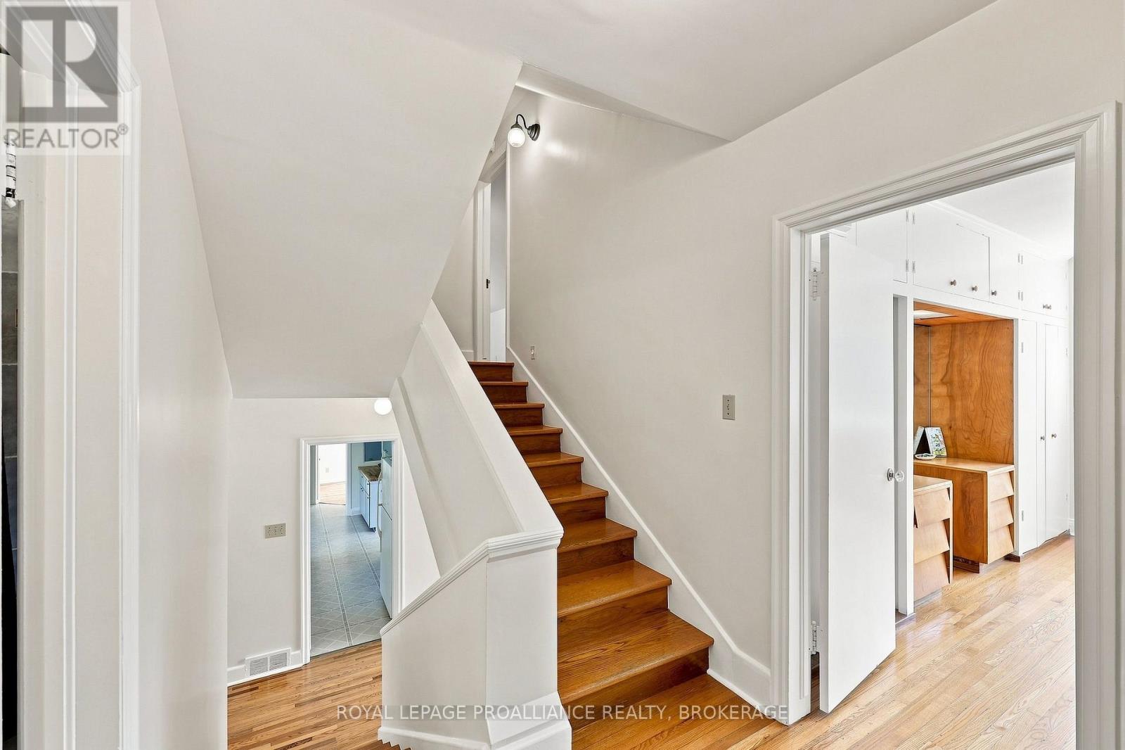 6 GRENVILLE CRESCENT - 24