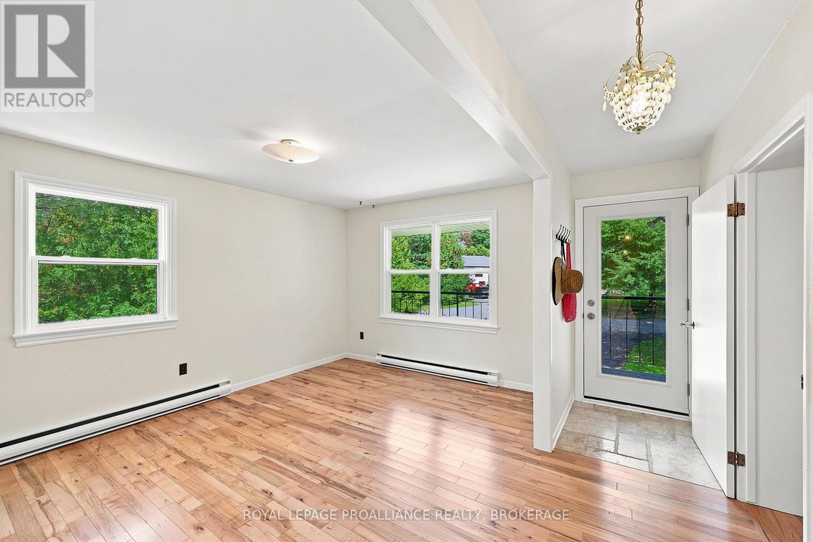 6 GRENVILLE CRESCENT - 28