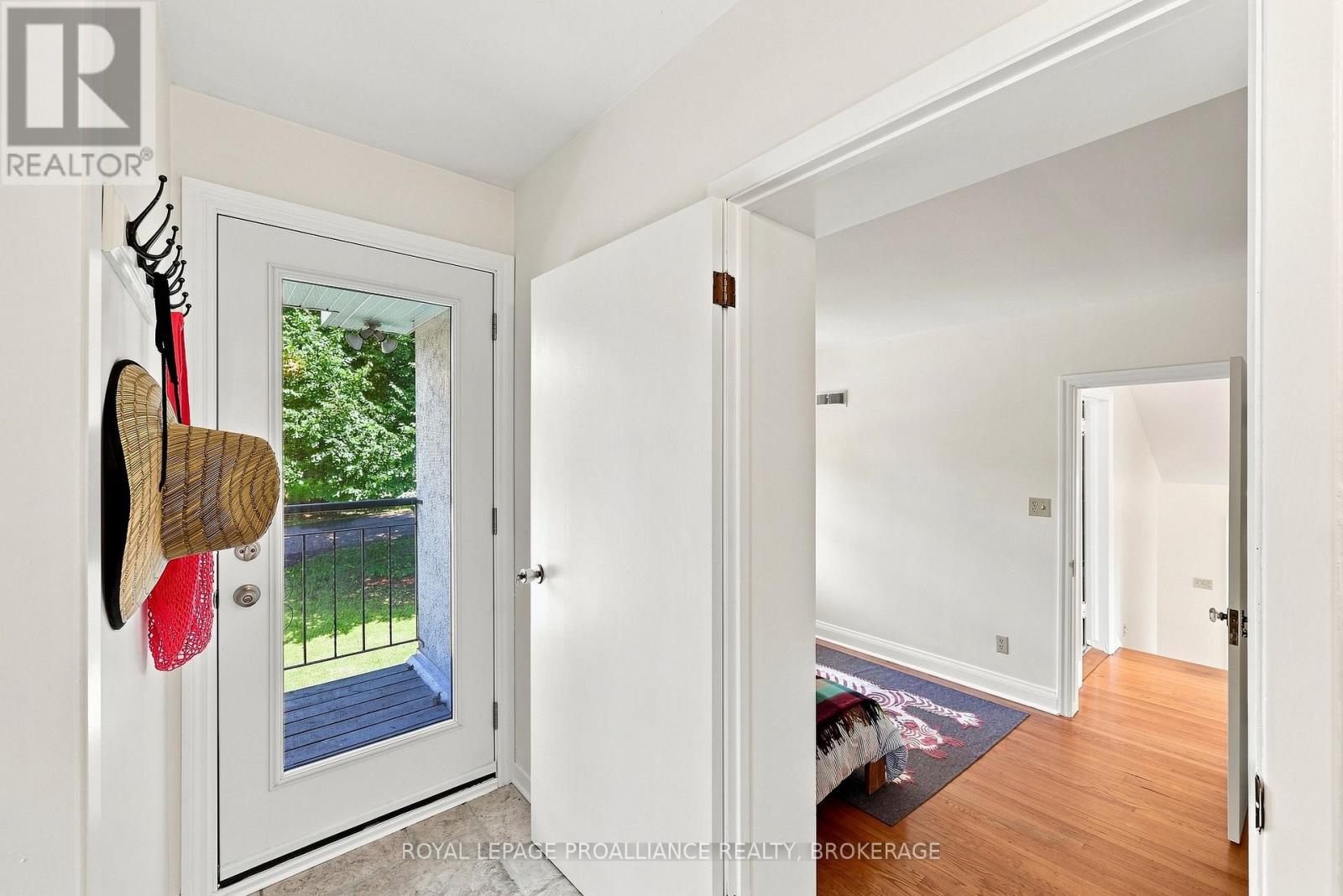 6 GRENVILLE CRESCENT - 29