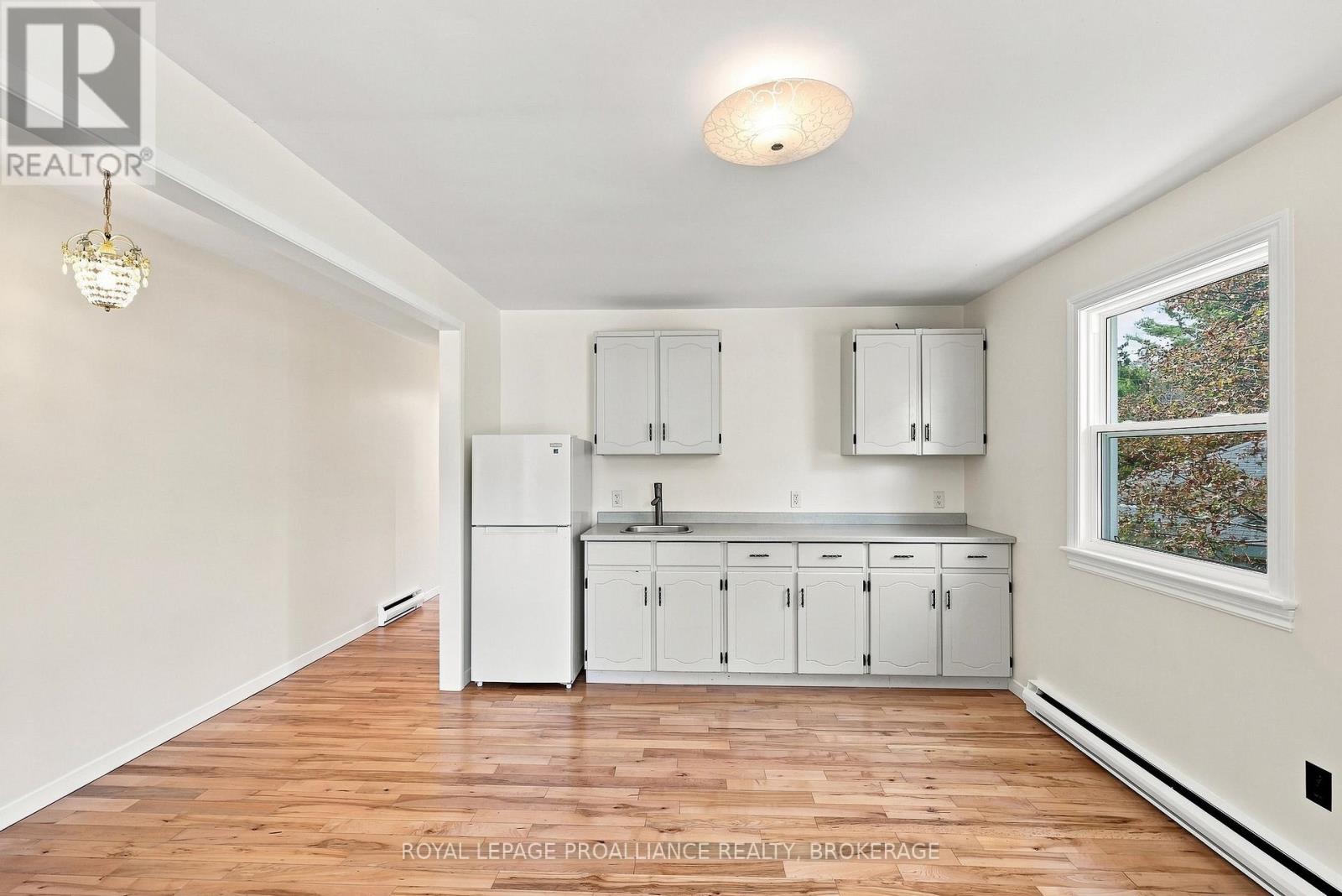 6 GRENVILLE CRESCENT - 32