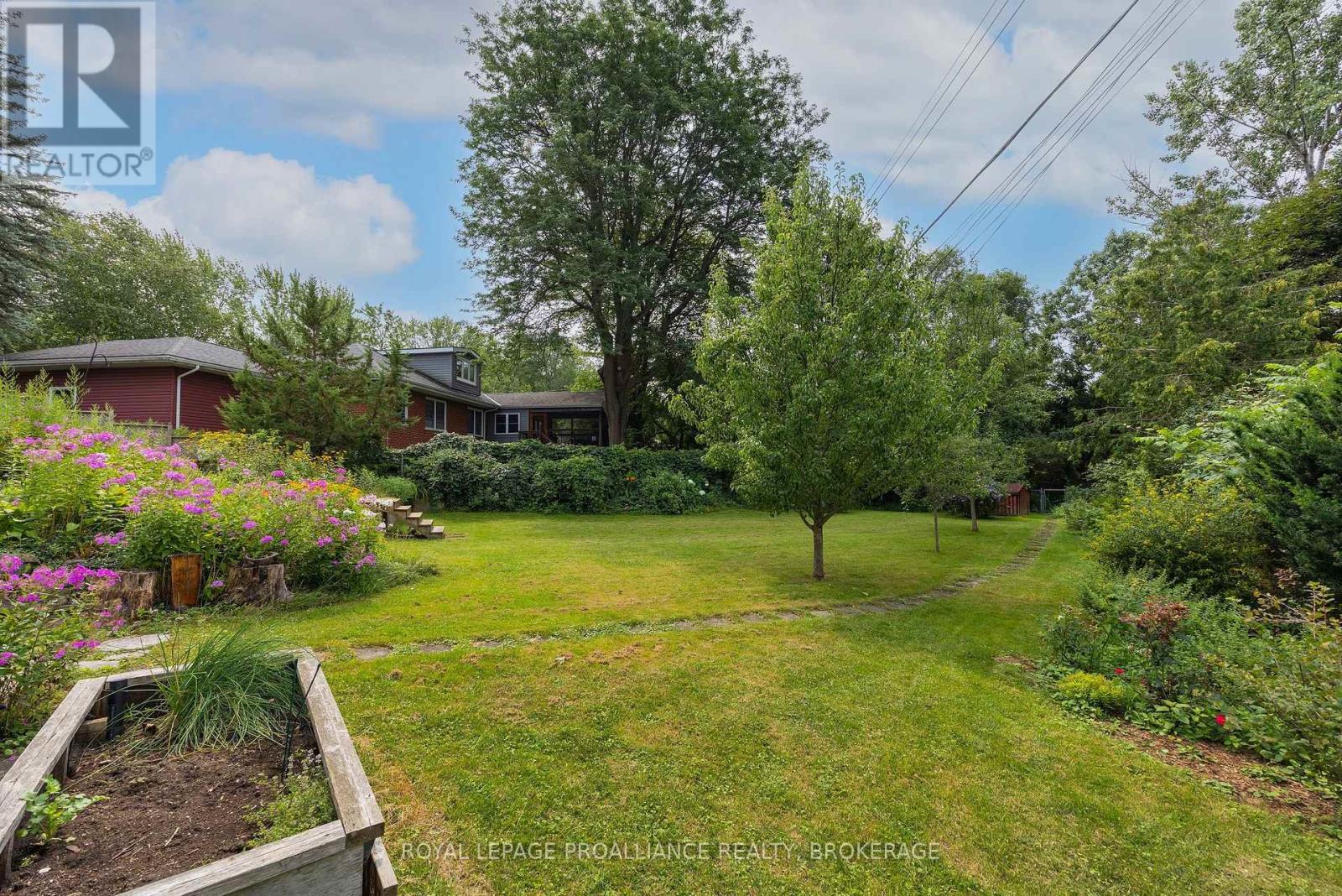 6 GRENVILLE CRESCENT - 38