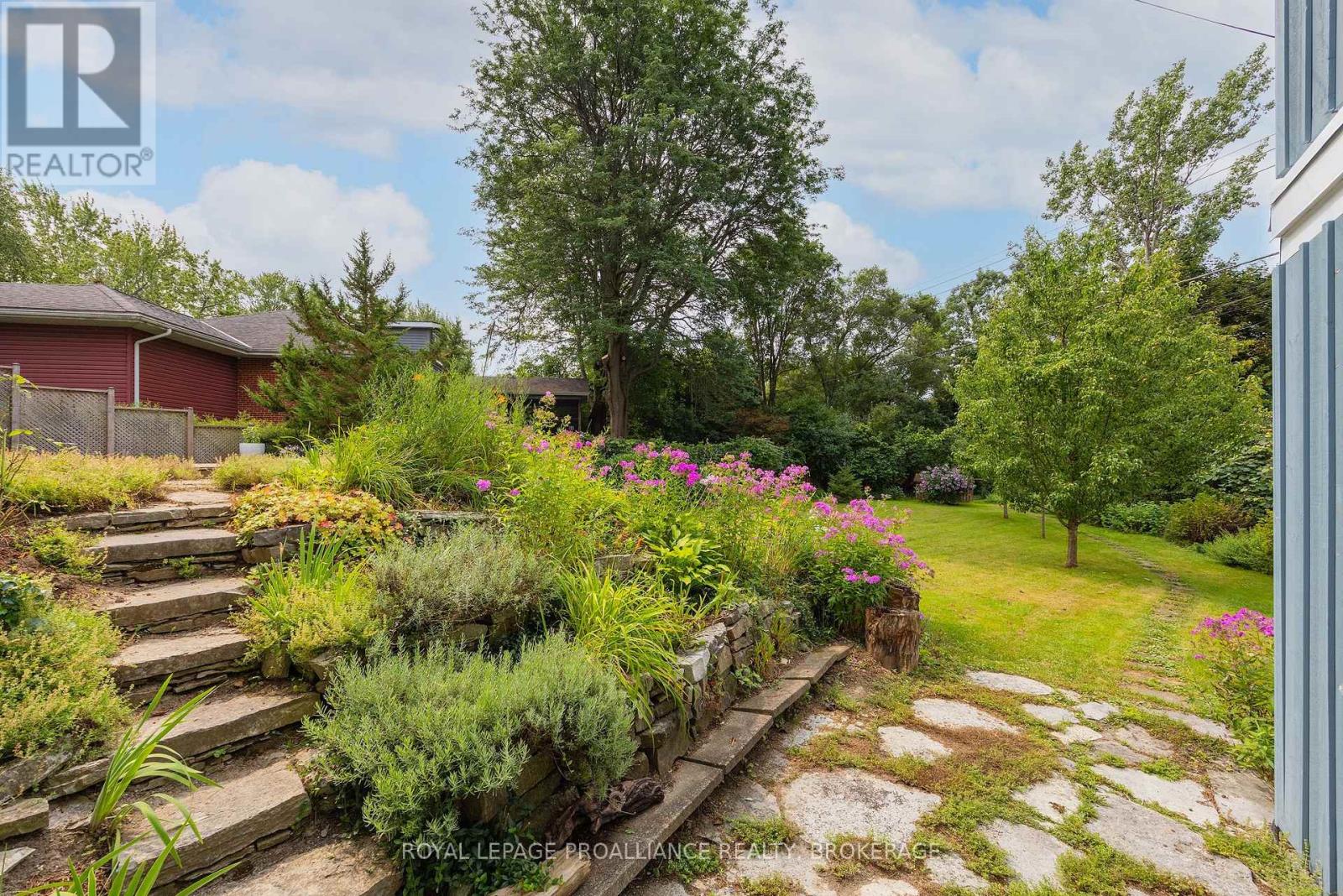 6 GRENVILLE CRESCENT - 39