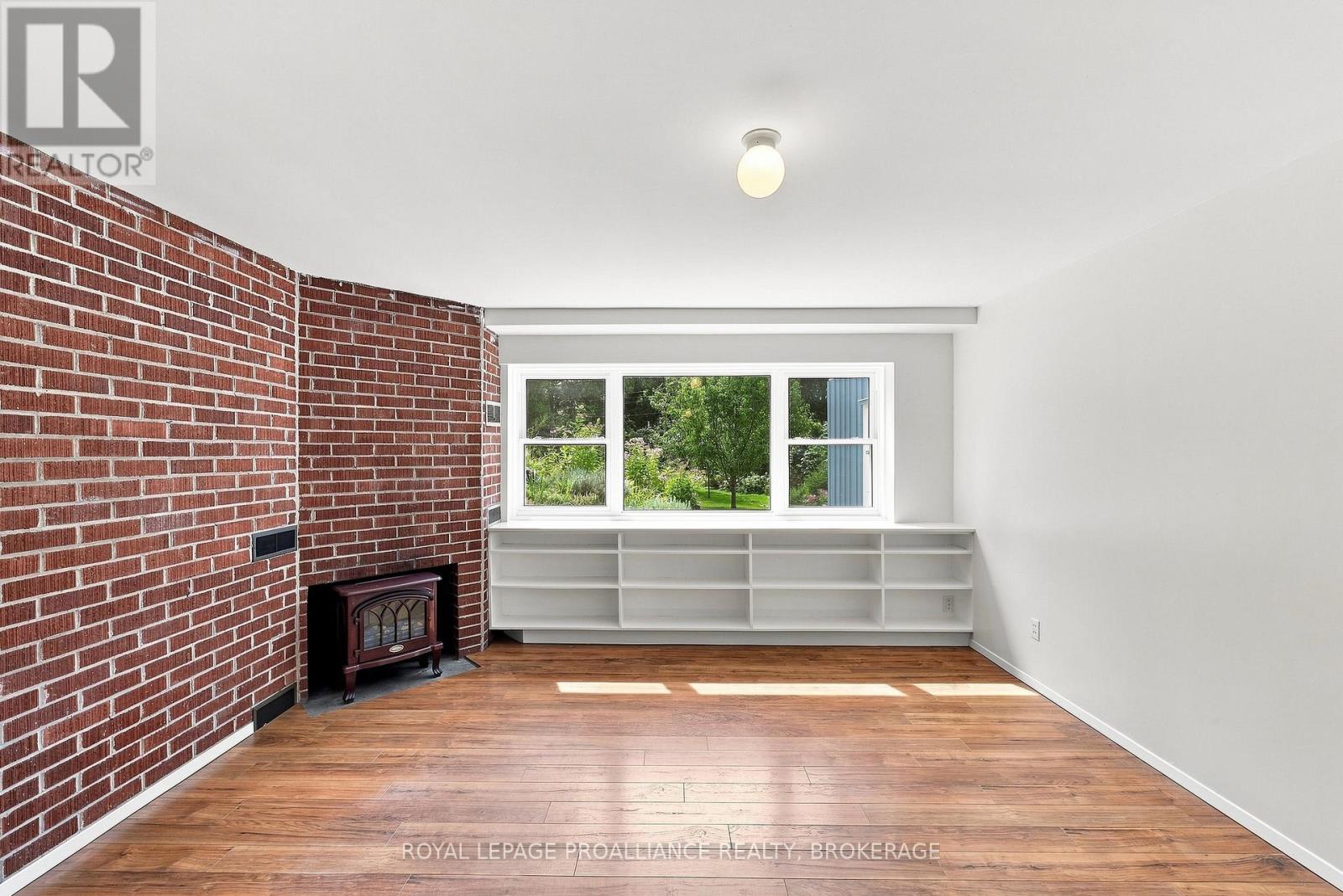 6 GRENVILLE CRESCENT - 44