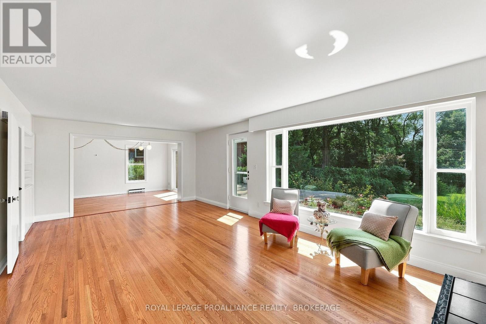 6 GRENVILLE CRESCENT - 9