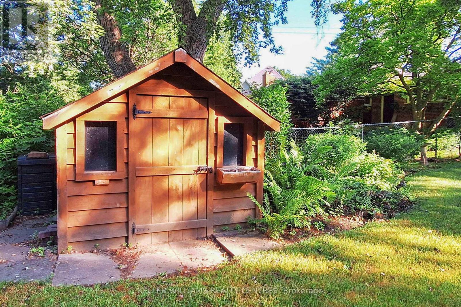 27 HAWTHORNE LANE - 31
