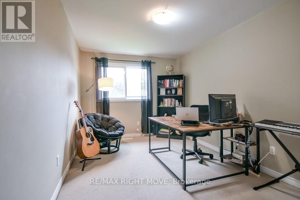 #31 12 LANKIN BOULEVARD - Image 34