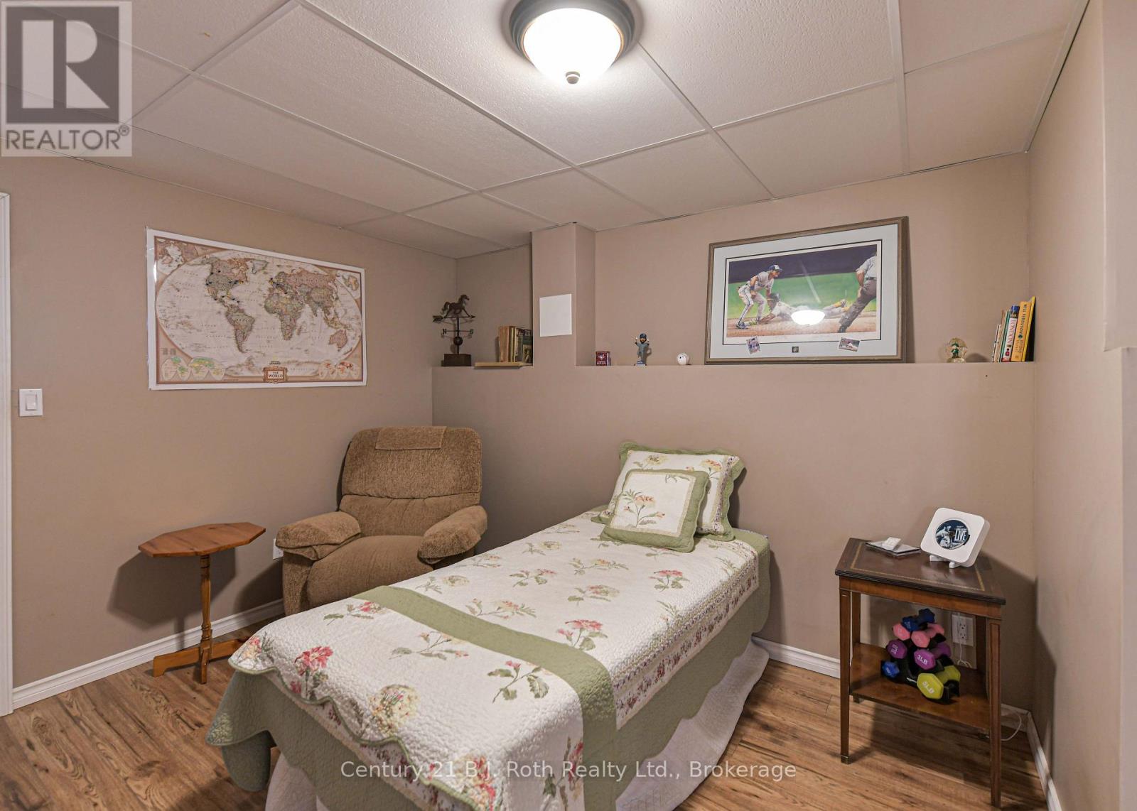 38 LOUISE LANE - 32