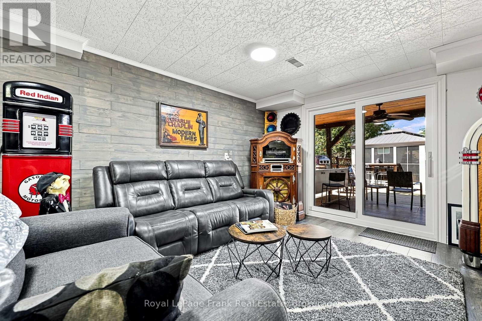 1846 STRATTON AVENUE - 25