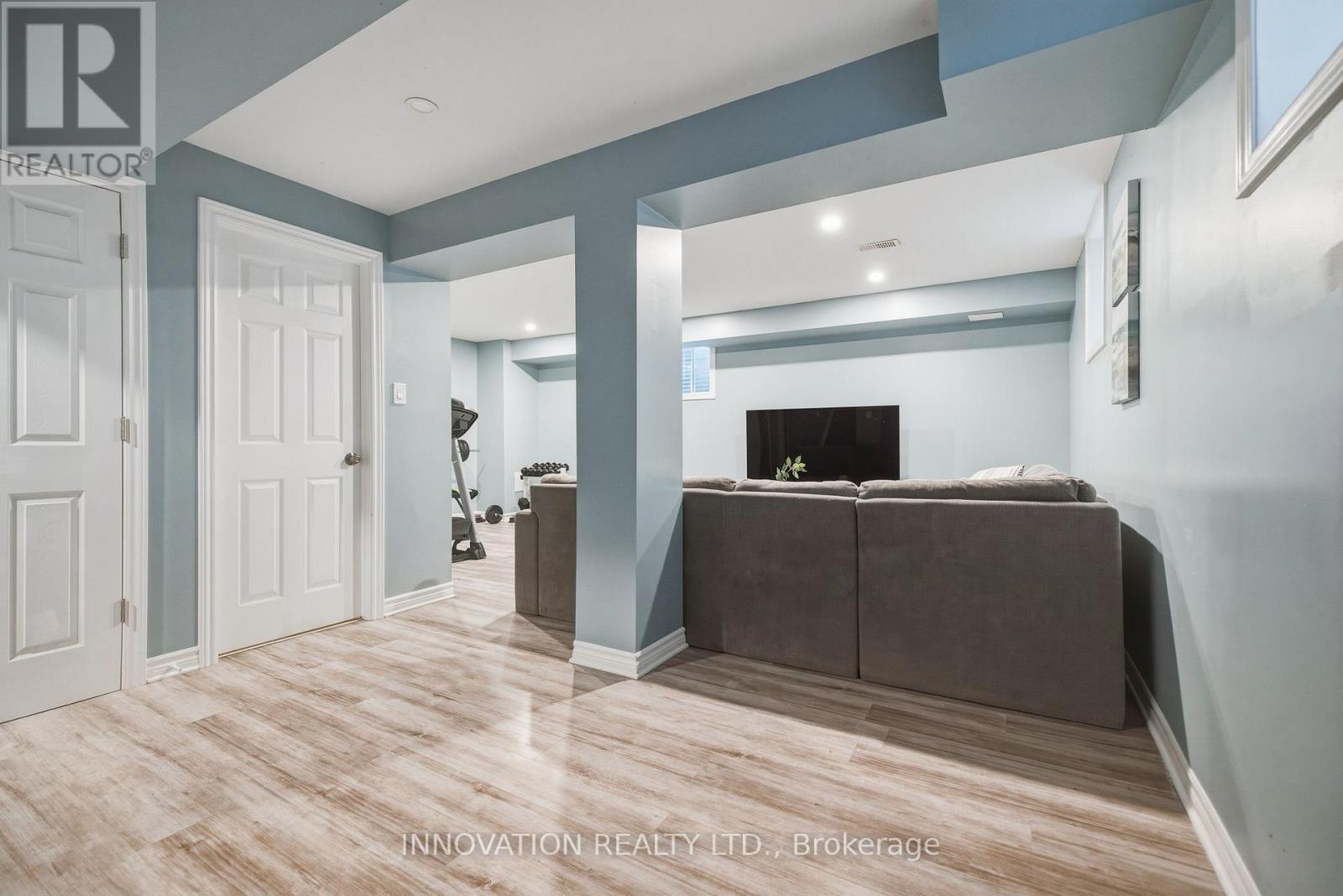 366 MEADOWBREEZE DRIVE - 32