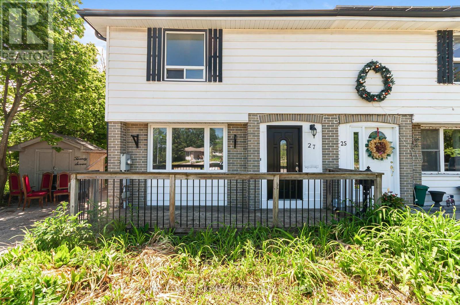 27 DAPHNE CRESCENT - 2