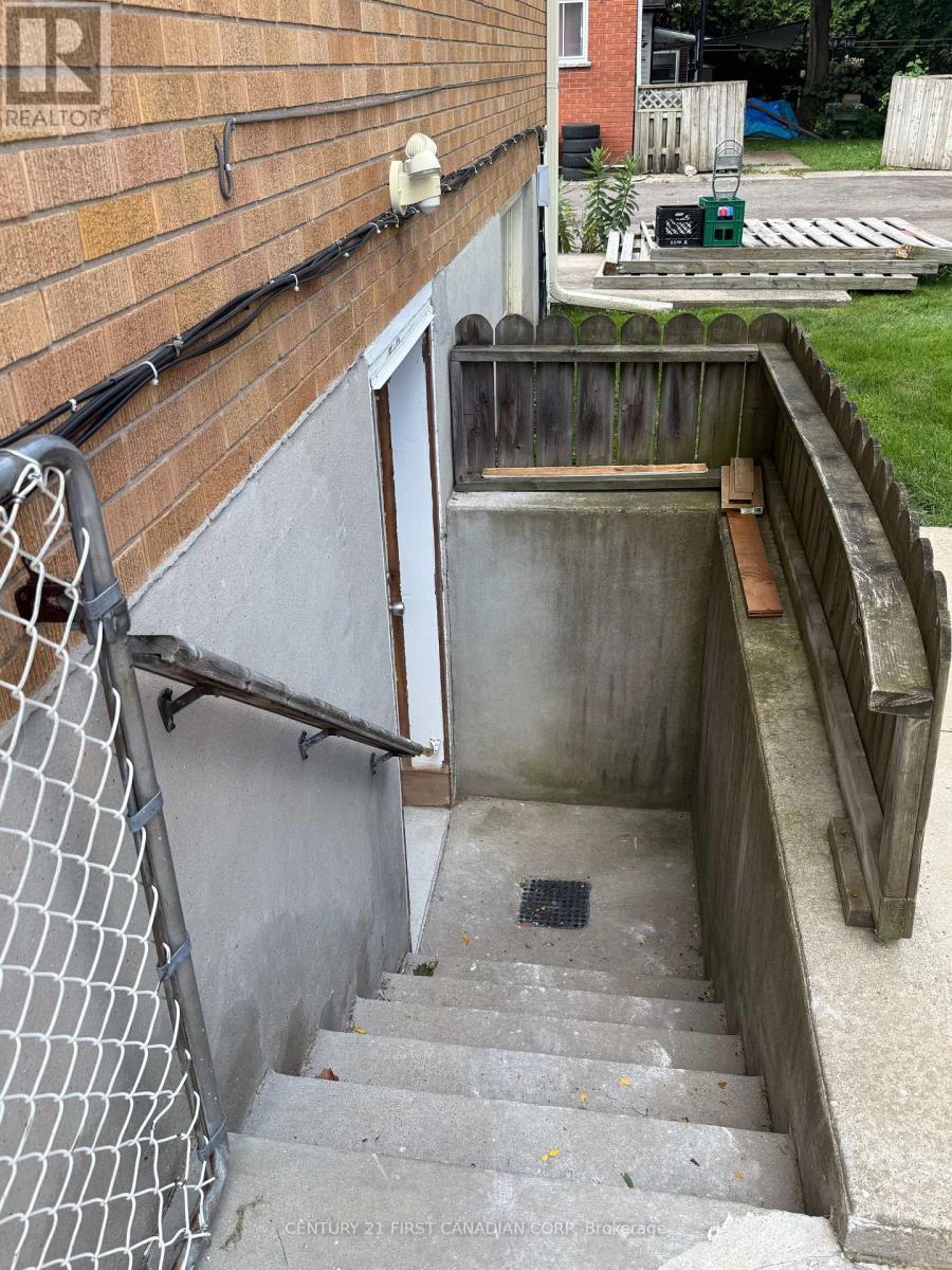 #1 228 Burnside Drive, London East (East I), Ontario, N5V1B9, London East (East I), Ontario — photo 2 of 5