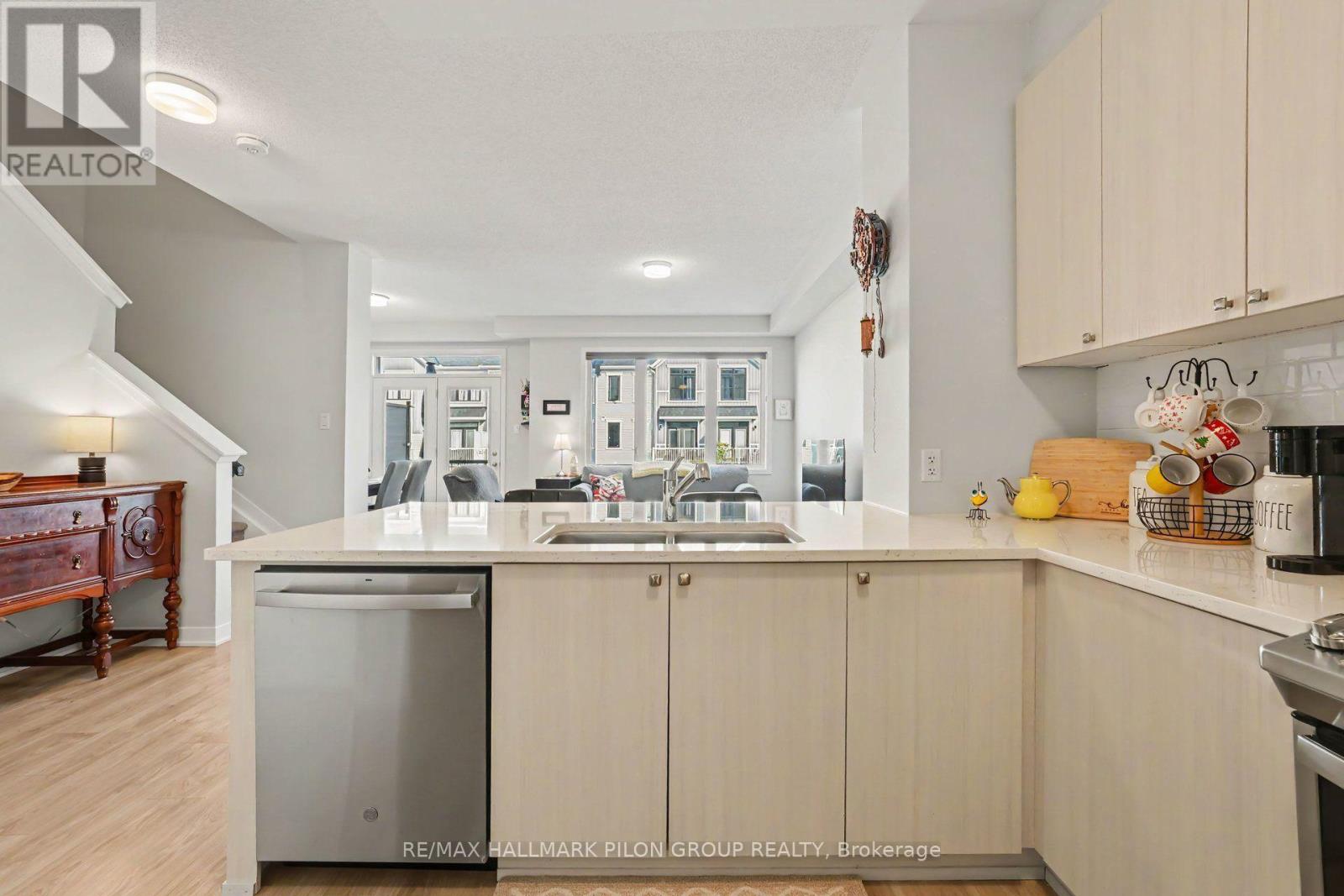 25 STITCH MEWS - Image 6