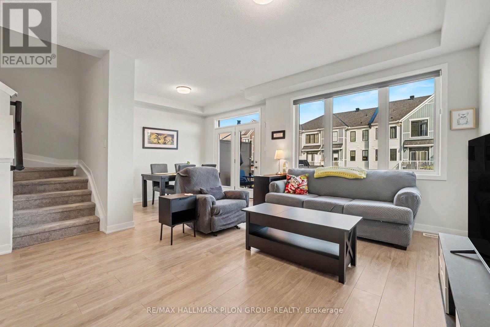 25 STITCH MEWS - Image 8