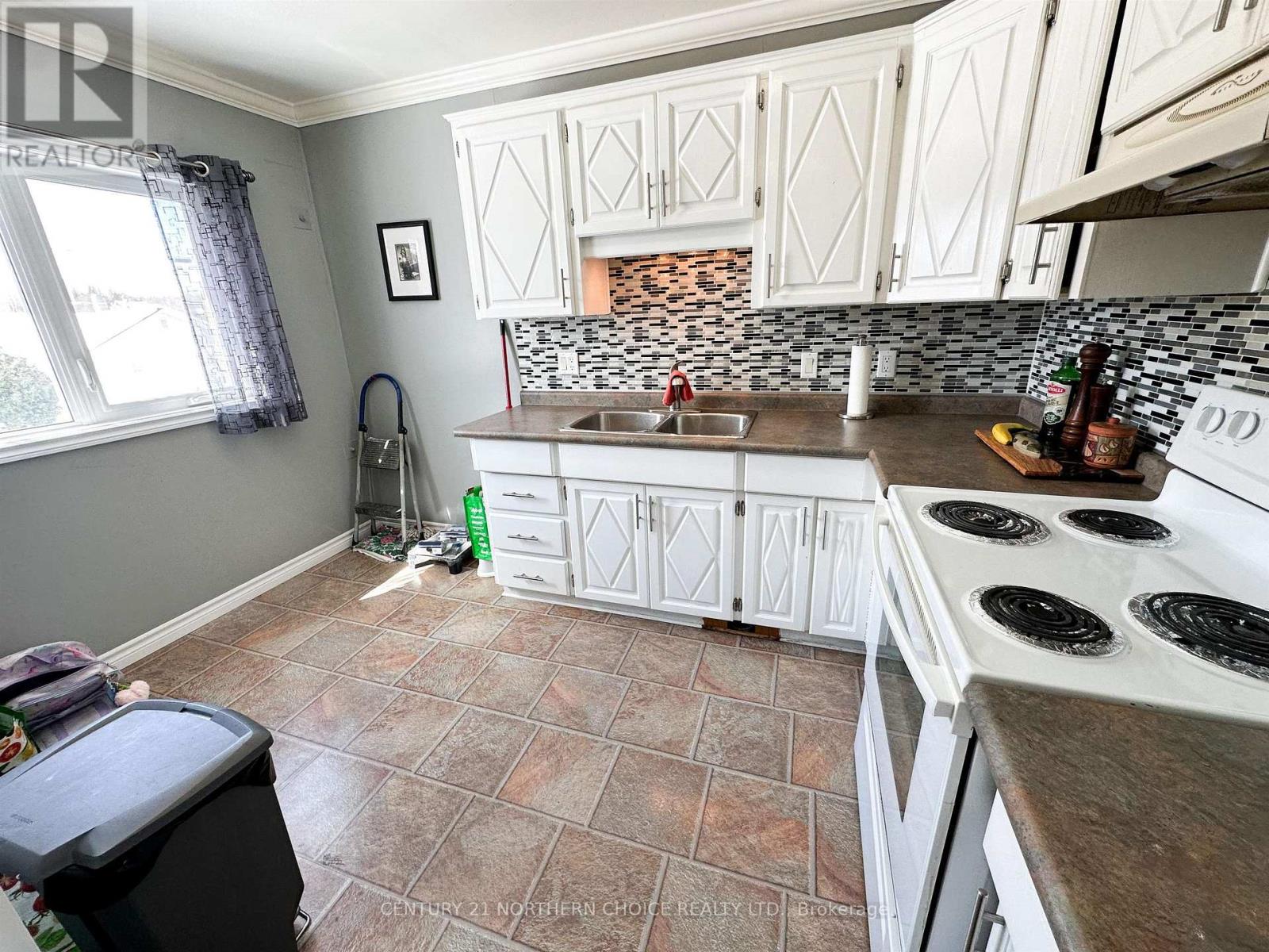 6 PINE CRESCENT - Image 3