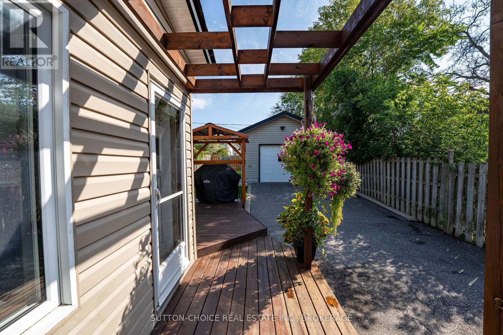 372 THIRD AVENUE E - Image 32