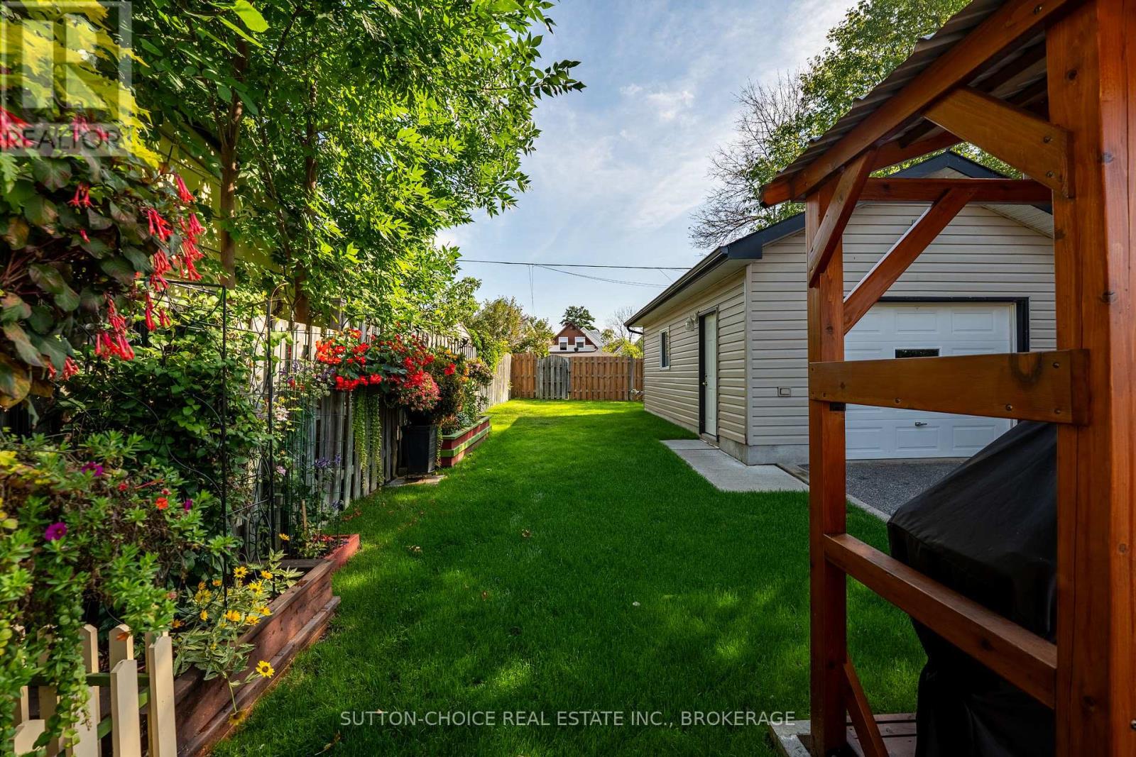372 THIRD AVENUE E - Image 37