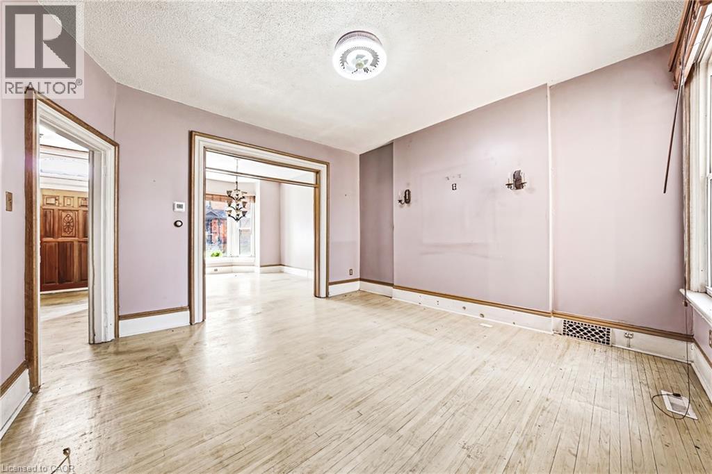 116 CATHARINE Street S - 4