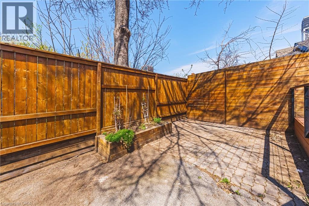 116 CATHARINE Street S - 17