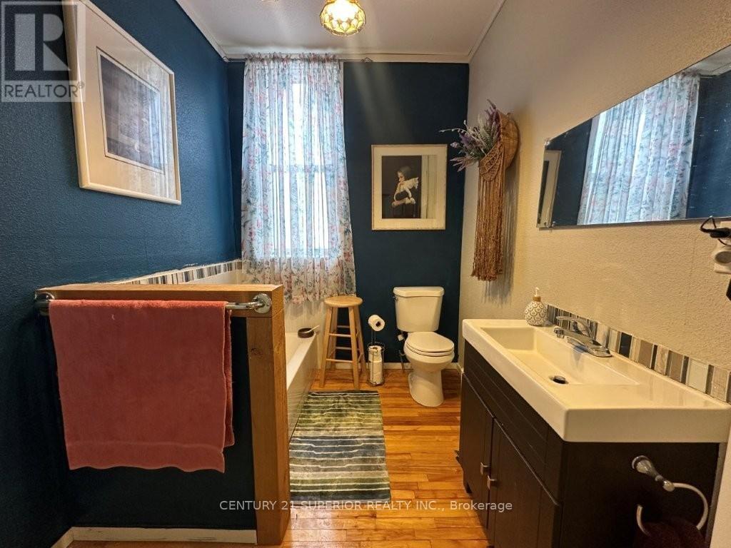 19 WHITE BOULEVARD - 22