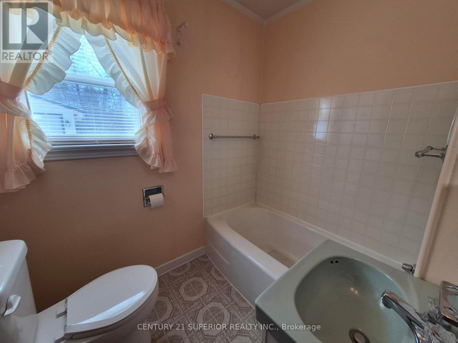 2 LAURIER AVE - Image 19