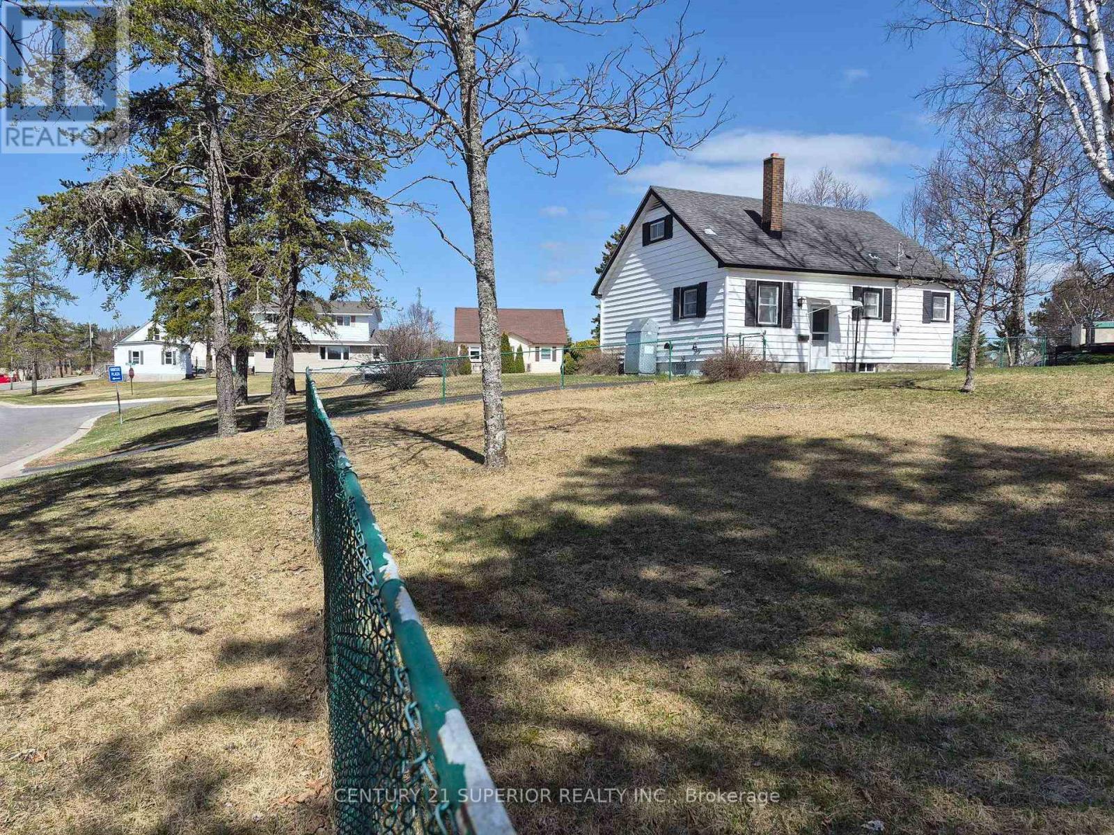 2 LAURIER AVE - 41