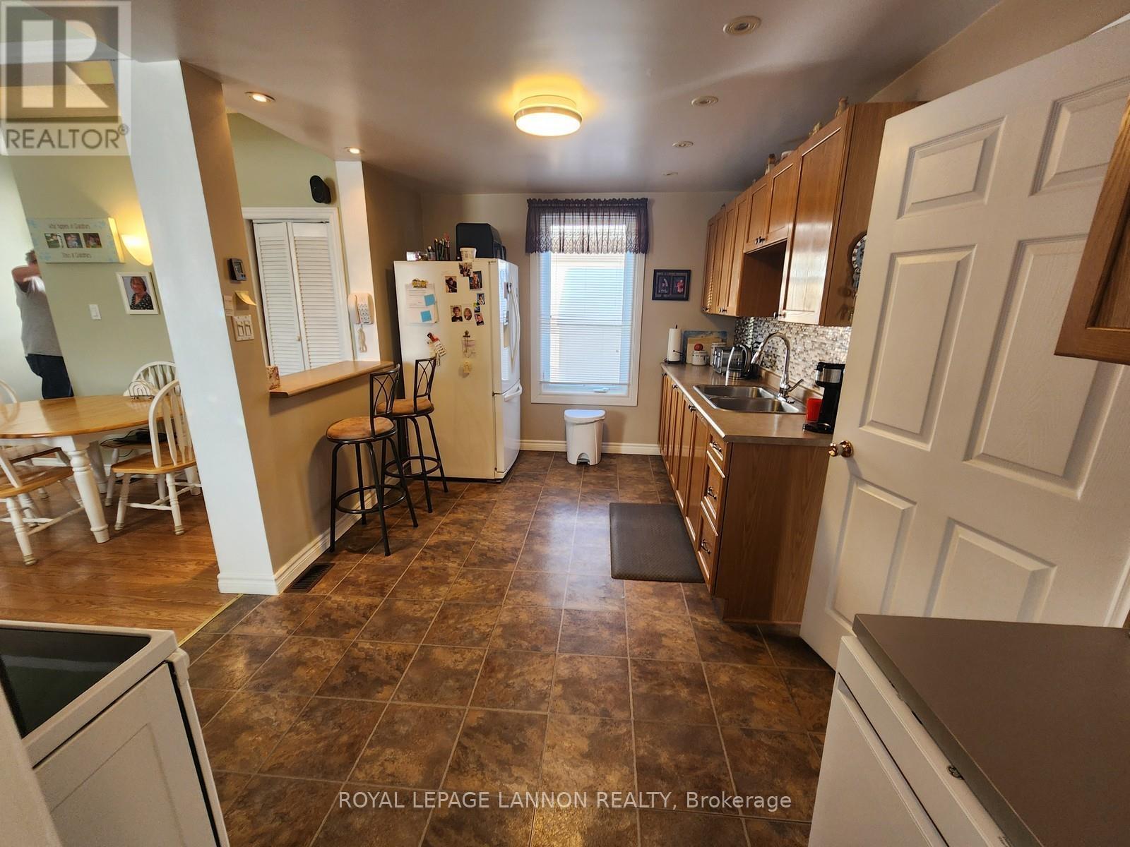 205 ONTARIO STREET - Image 8