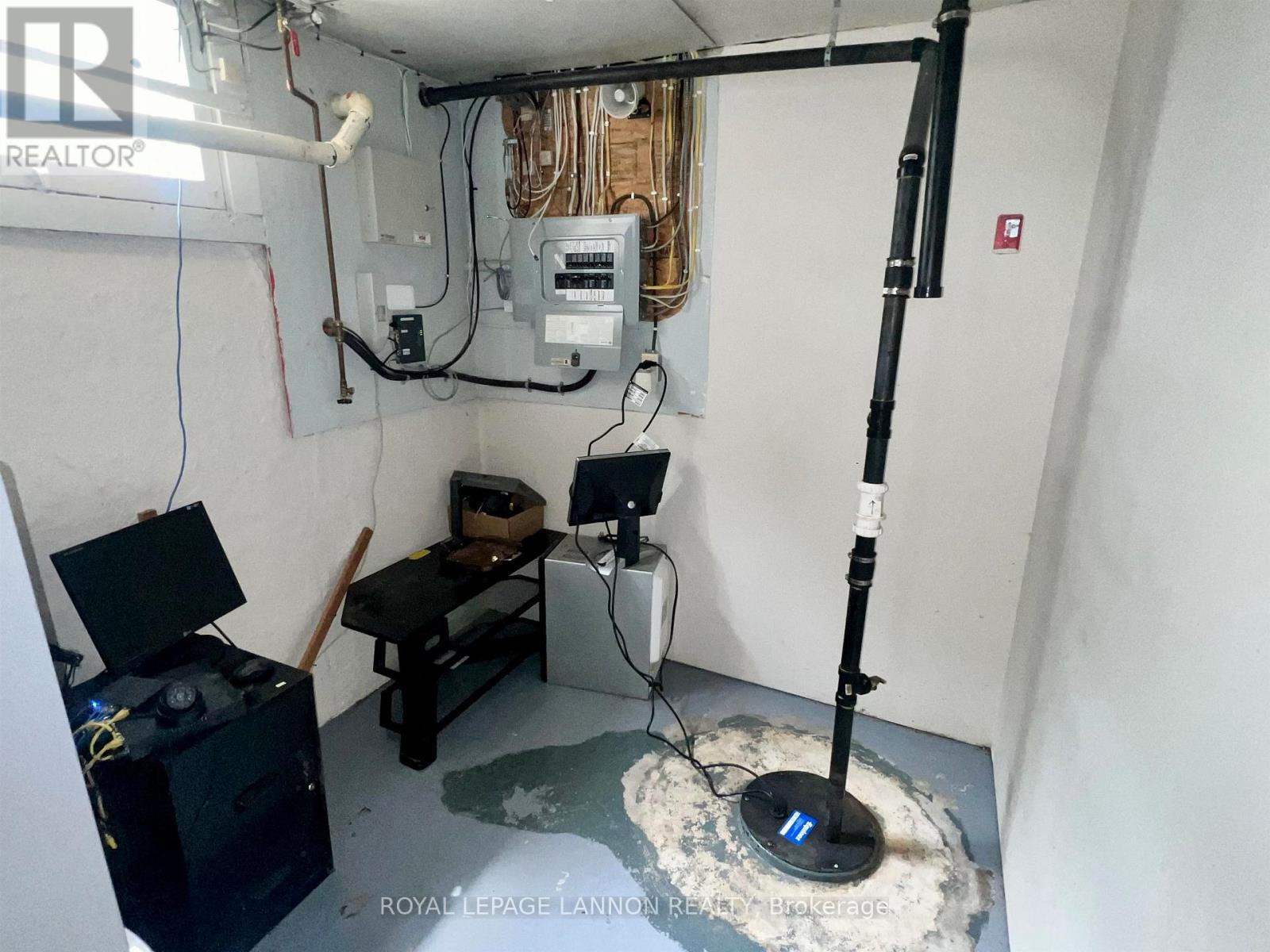 715 MAY STREET N - Image 19