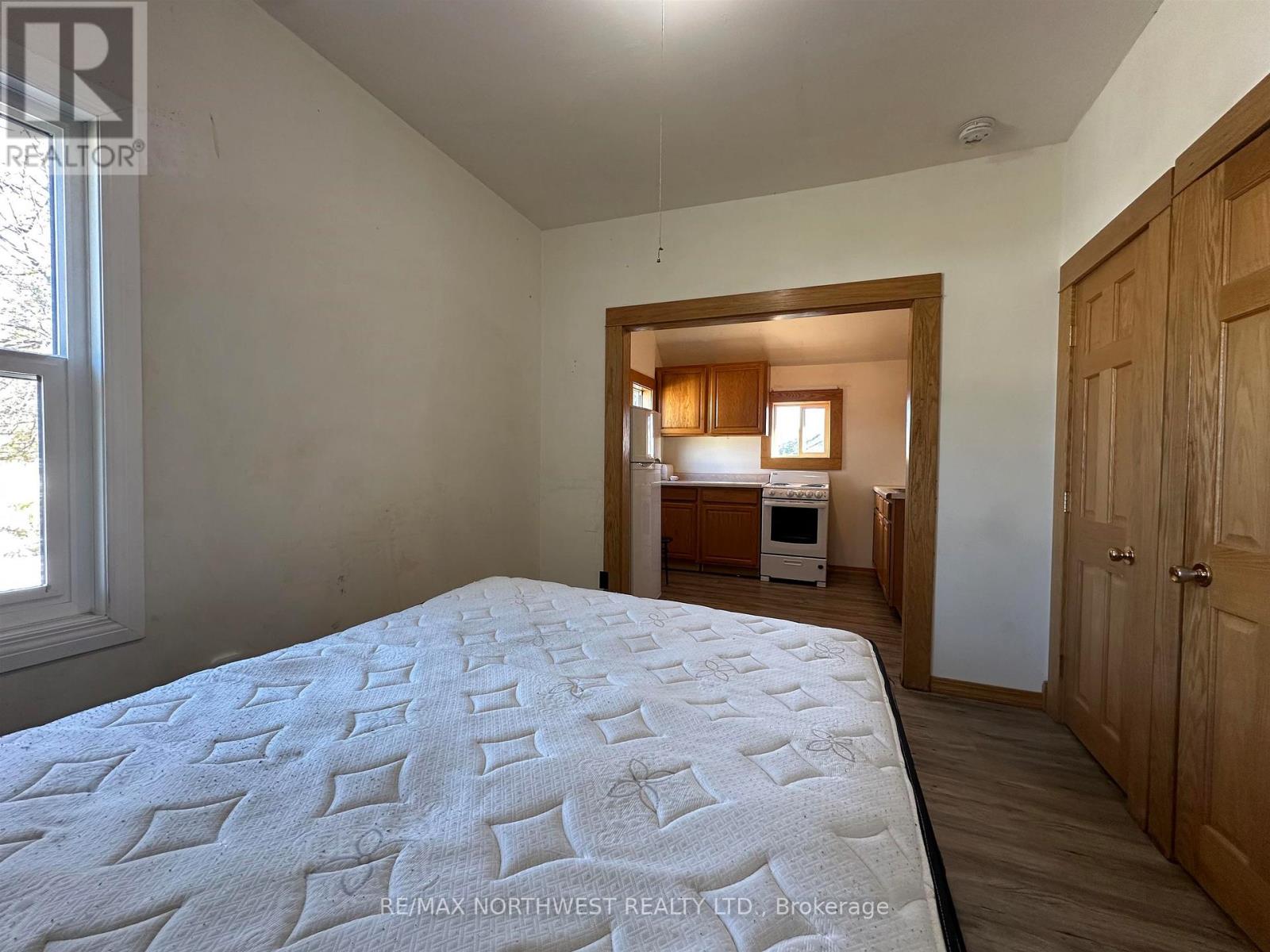 314 FIRST STREET E - Image 13