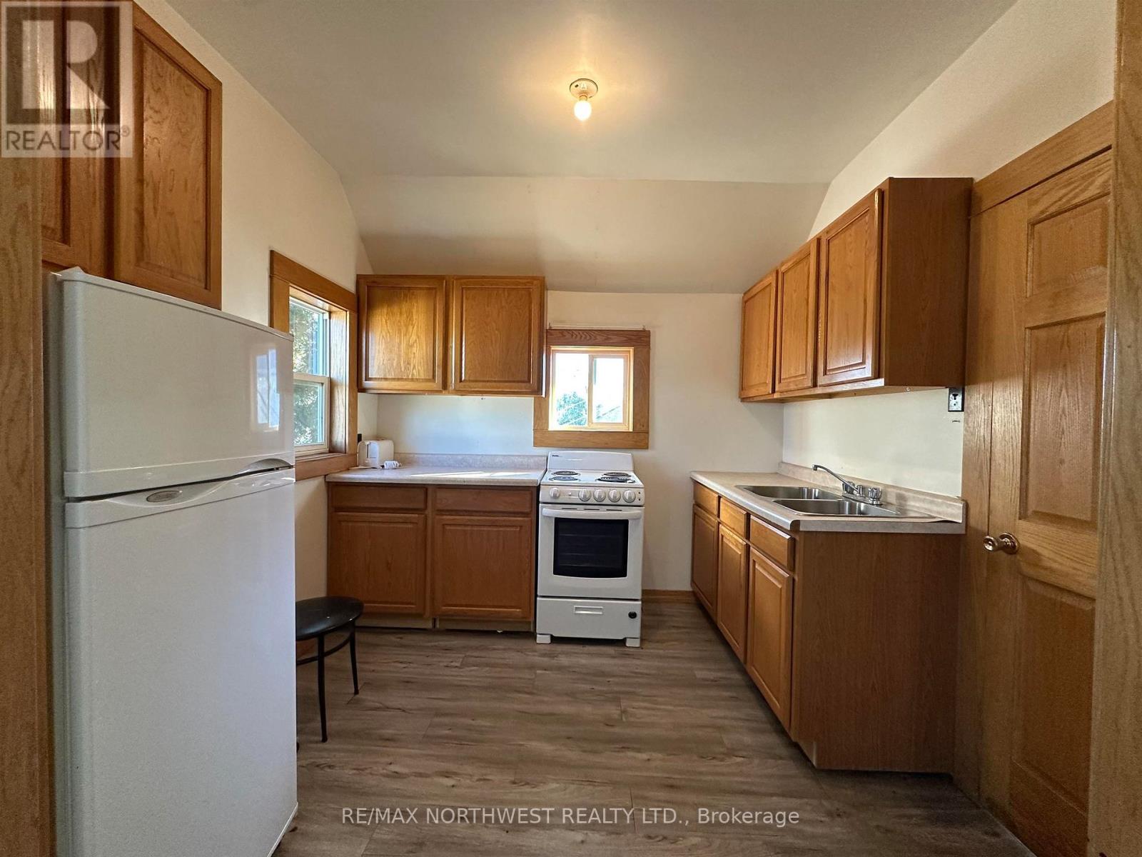 314 FIRST STREET E - Image 12