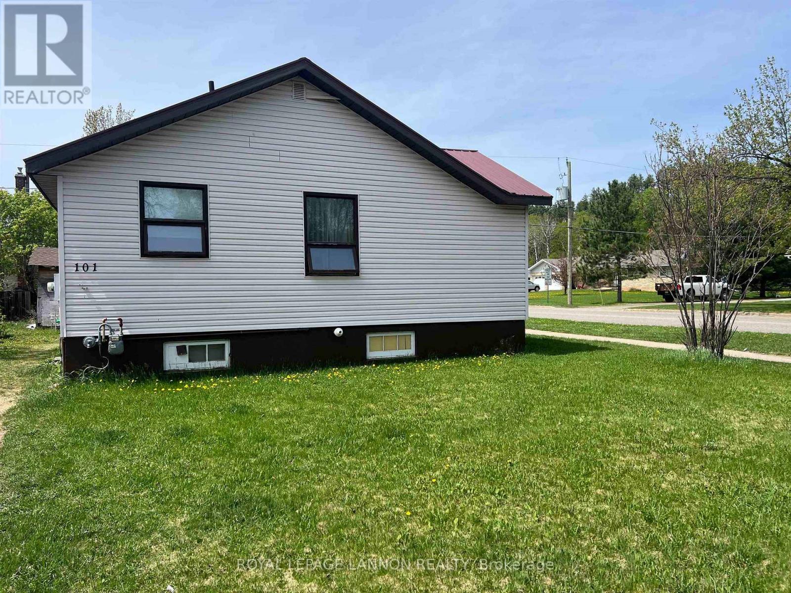 101 PINE CRESCENT - 2