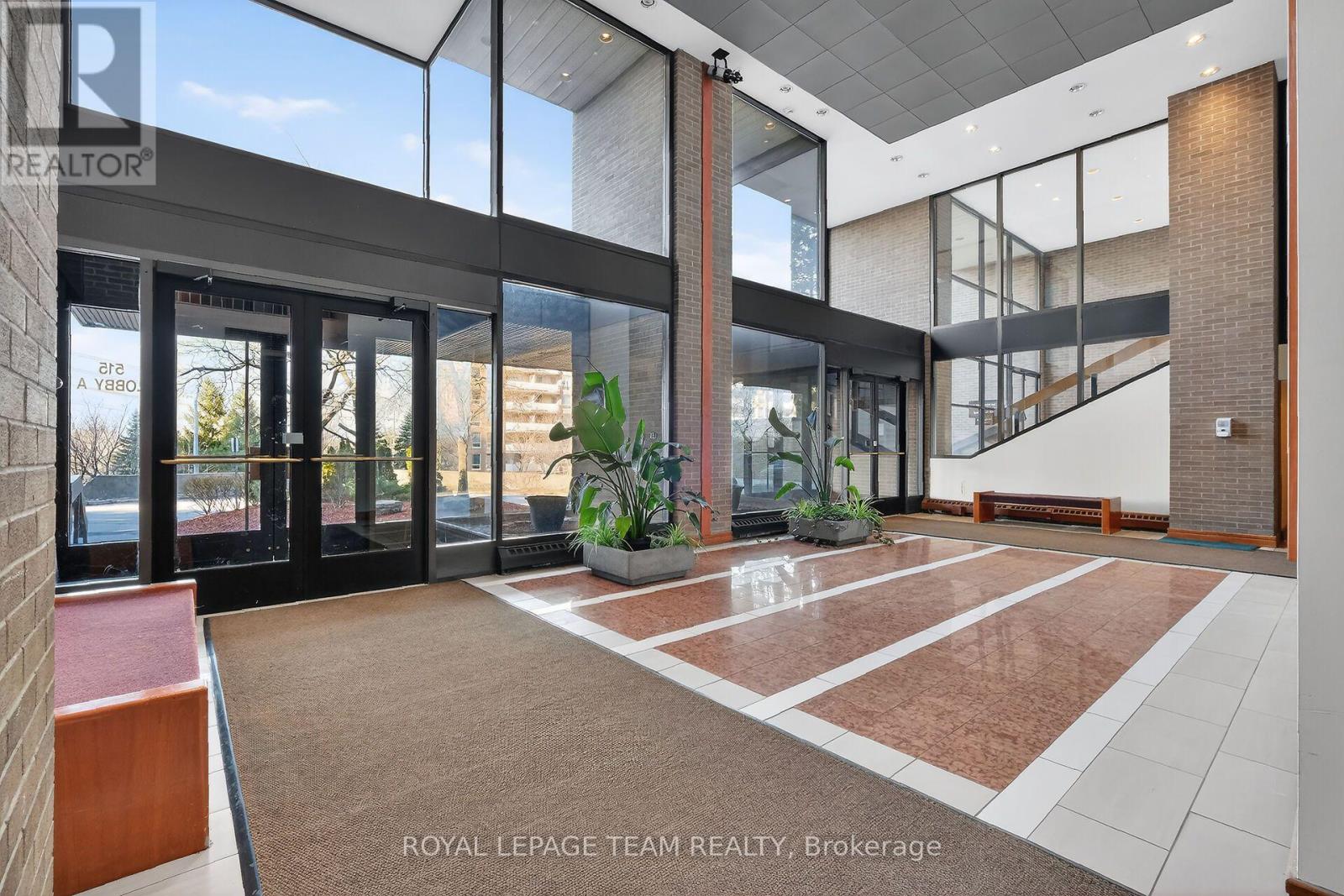 Well maintained building w/tons of amenities.