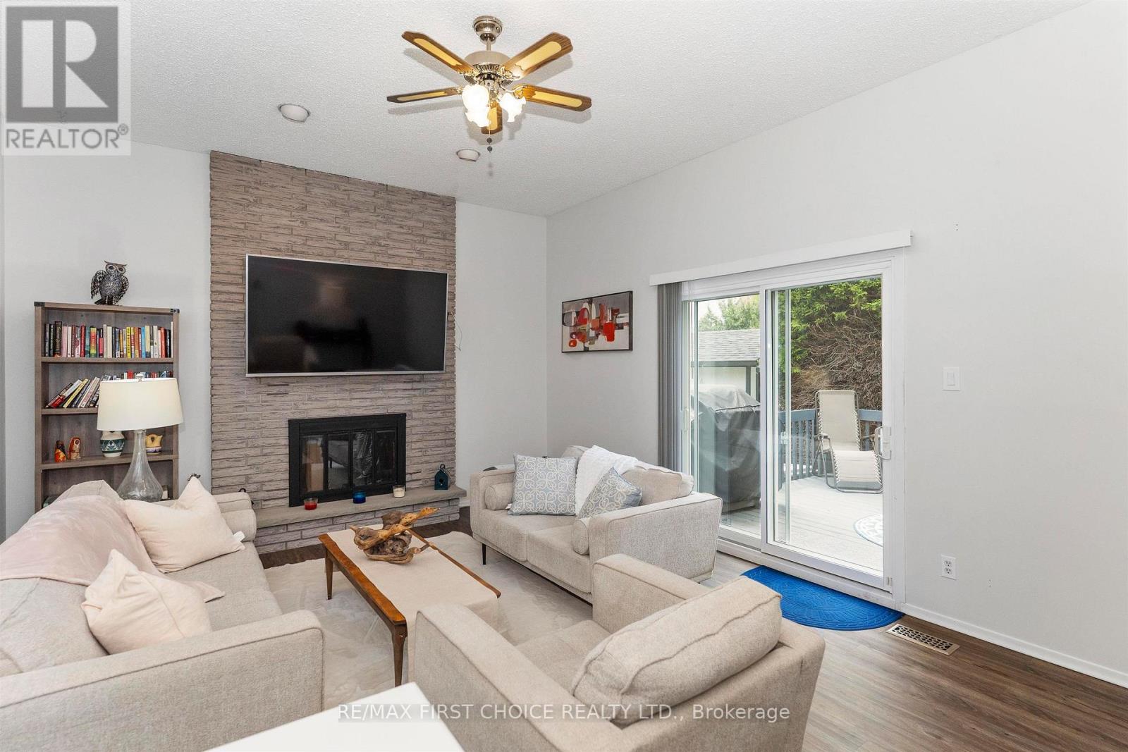 386 LAMBTON PLACE - 14