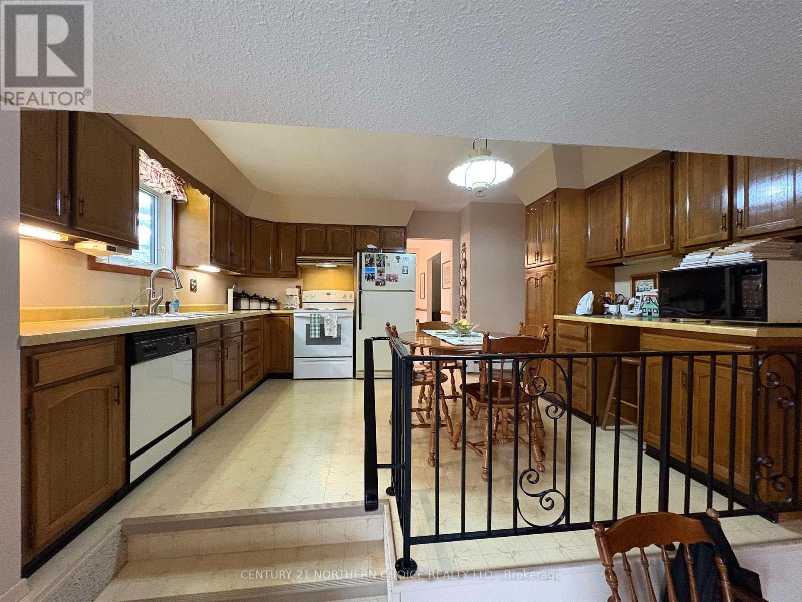 952 RUSSELL BYWAY - 17