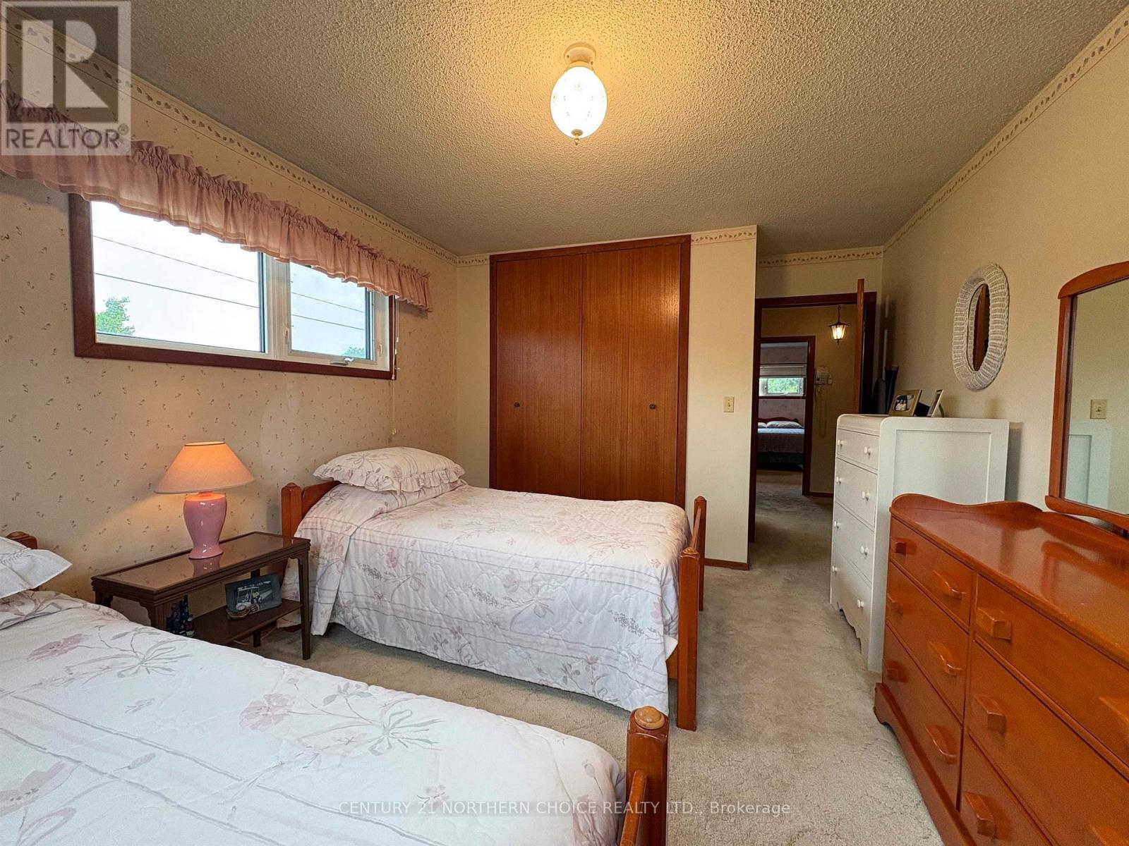 952 RUSSELL BYWAY - 27