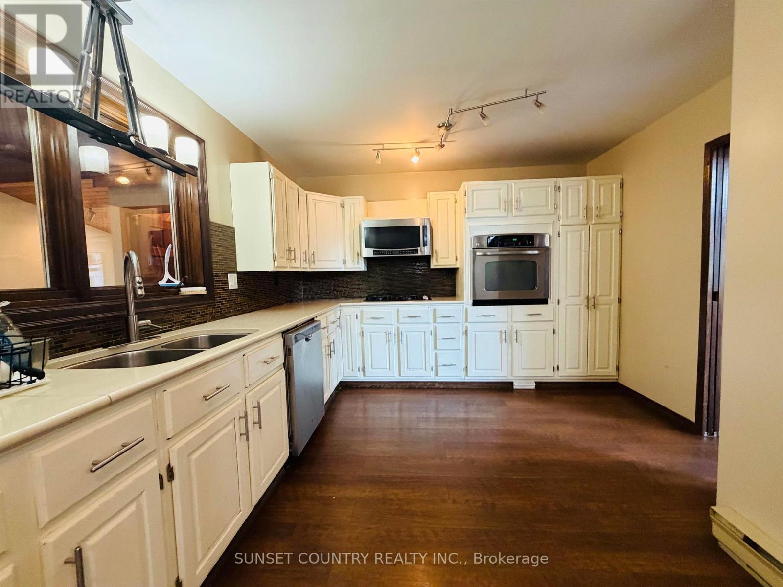239 MEMORIAL AVENUE - 10