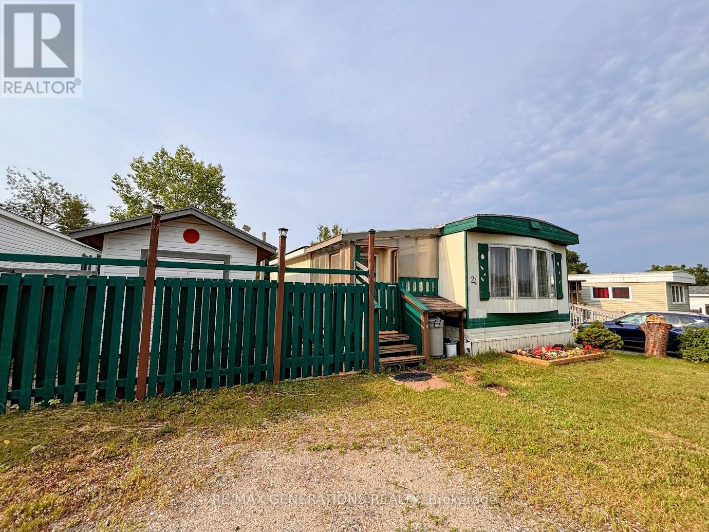 24 JACKSON CRESCENT - 32