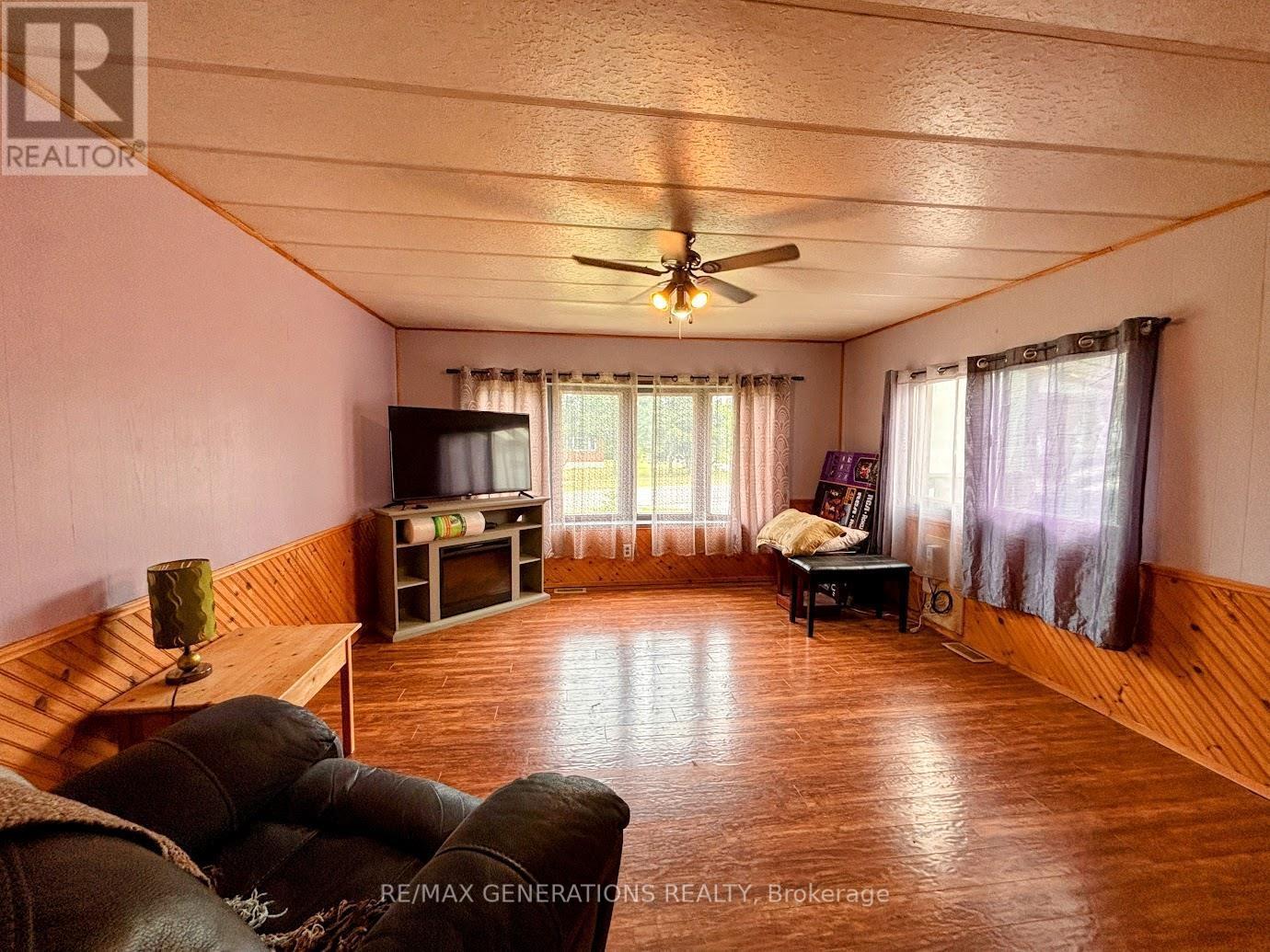 24 JACKSON CRESCENT - 6
