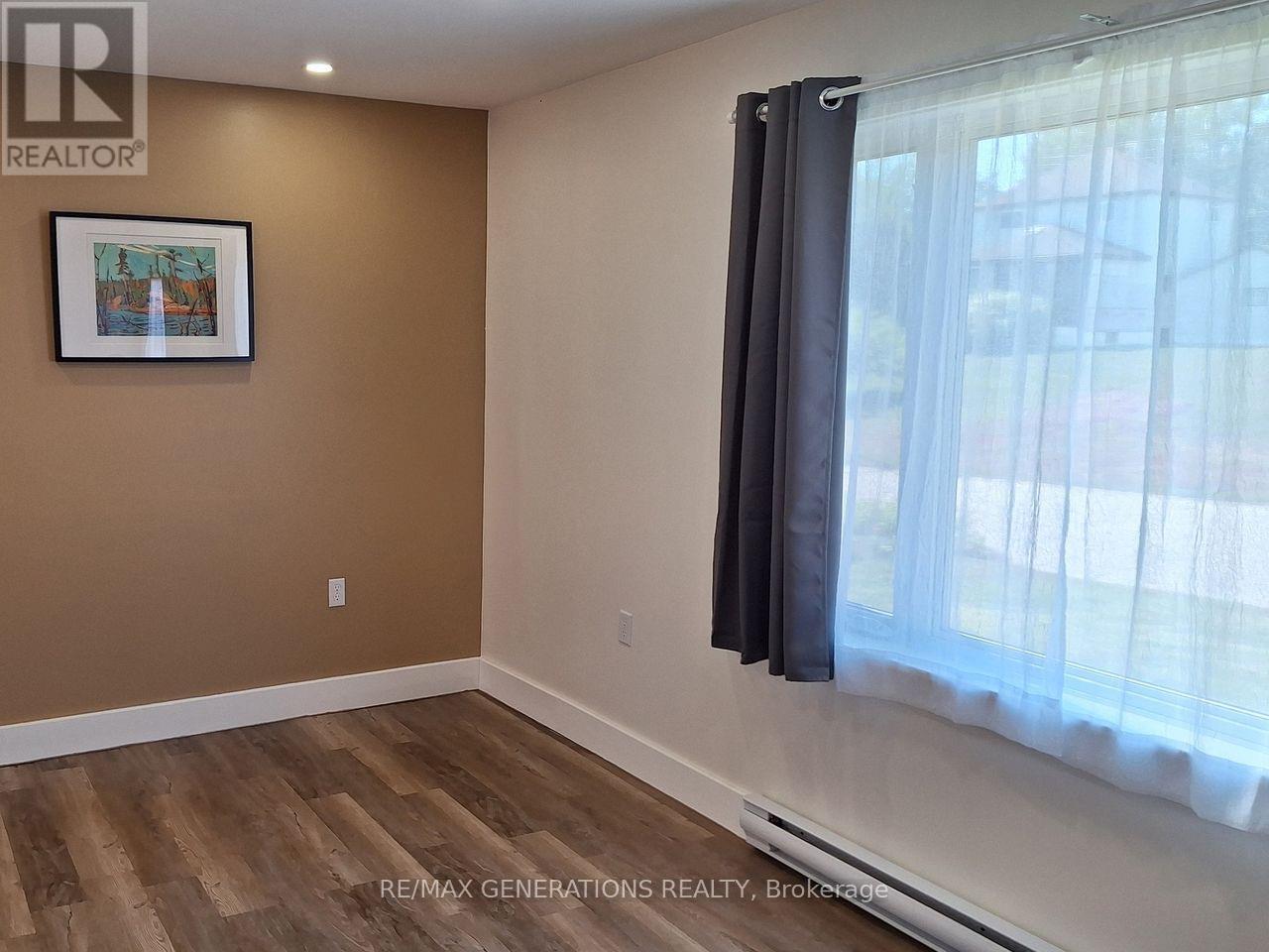 15 ROSS AVENUE - 7