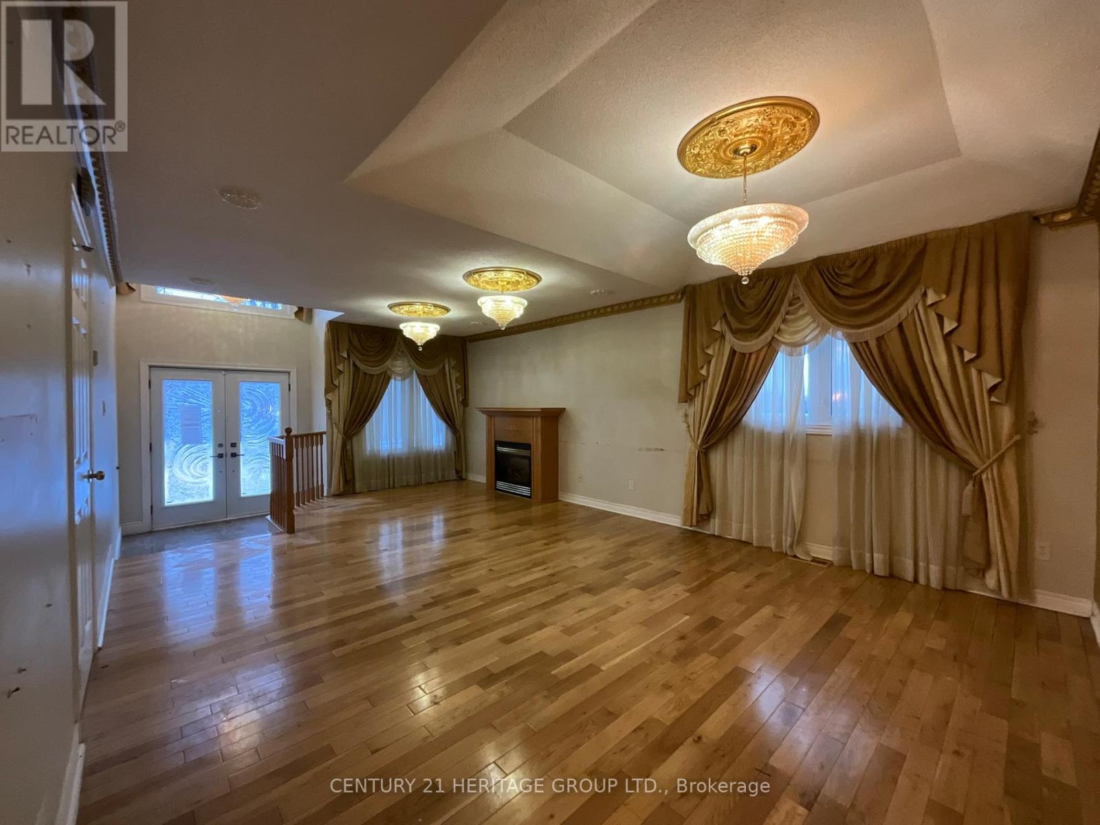 305 SANDRINGHAM DRIVE - 10