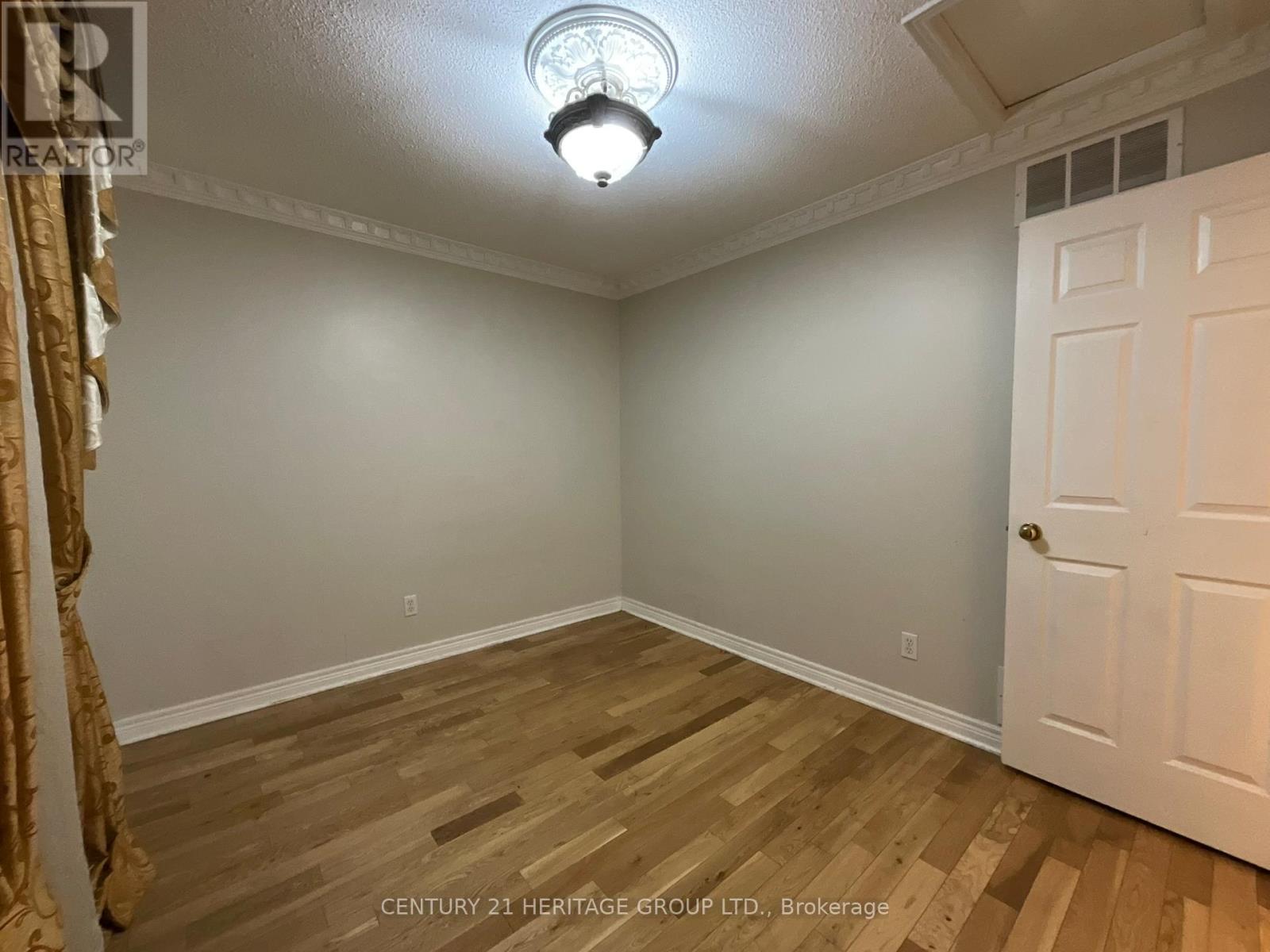 305 SANDRINGHAM DRIVE - 13