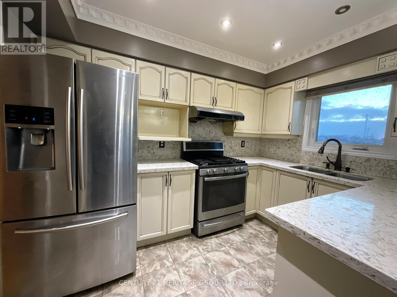 305 SANDRINGHAM DRIVE - 17