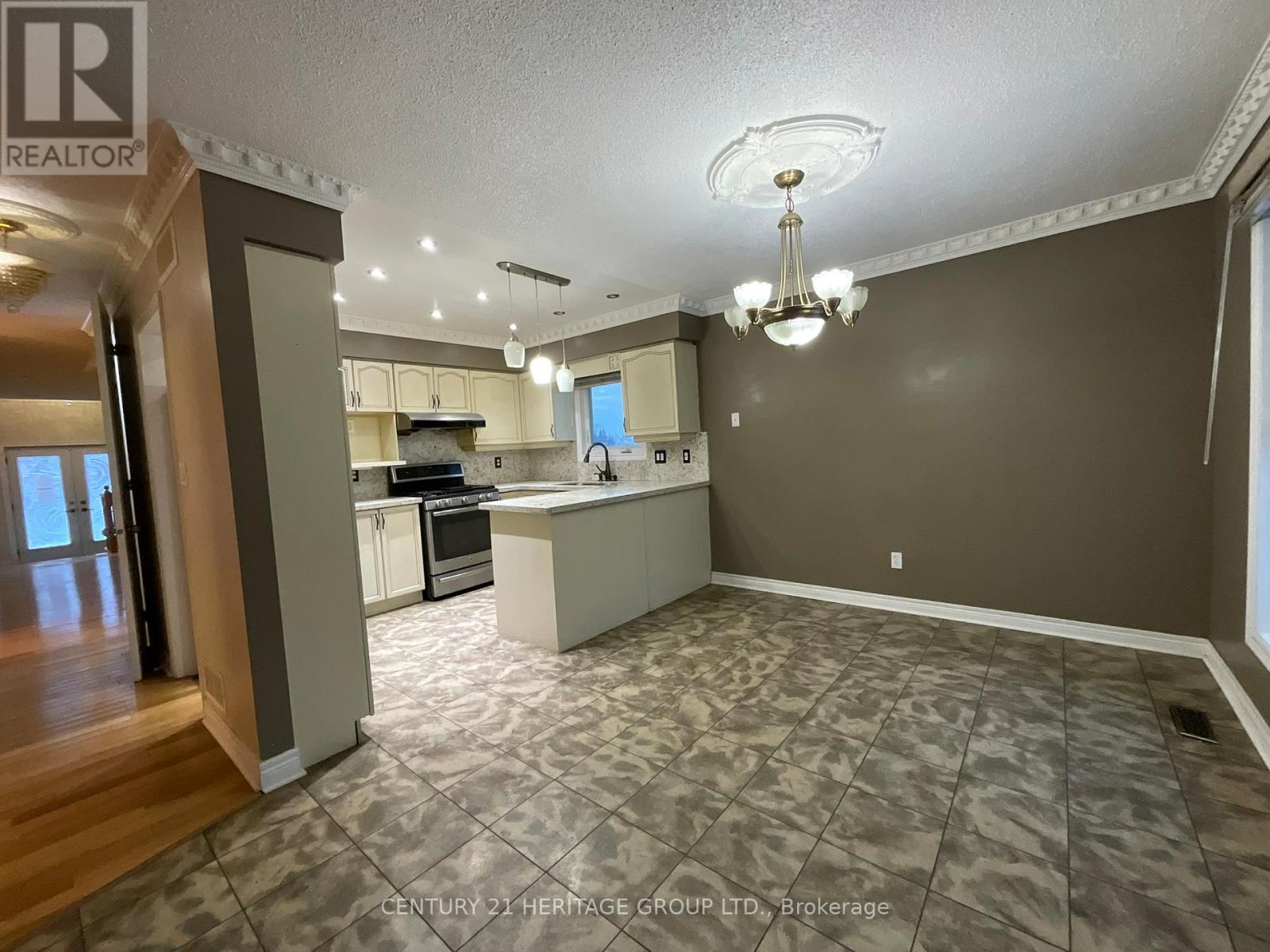 305 SANDRINGHAM DRIVE - 19