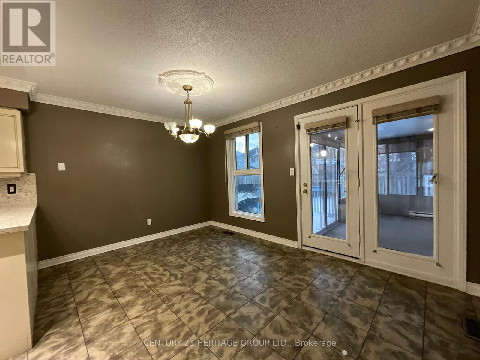 305 SANDRINGHAM DRIVE - 20