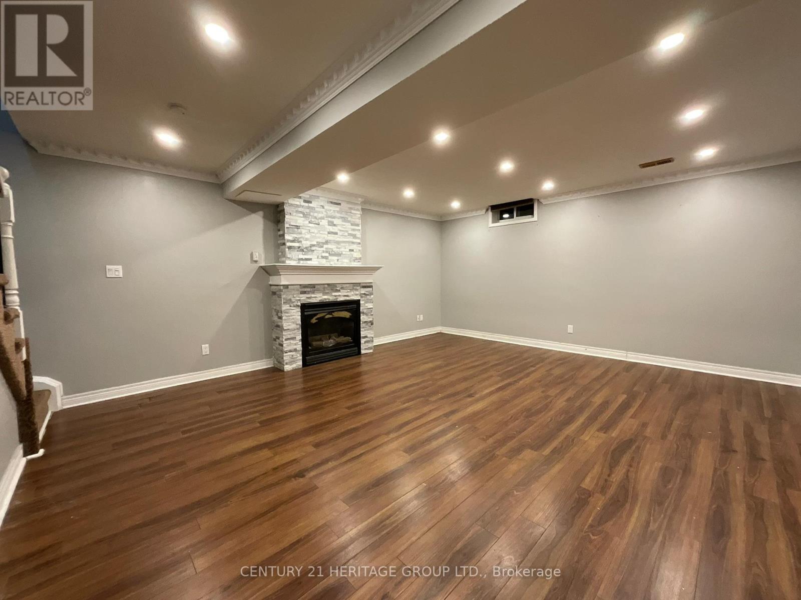 305 SANDRINGHAM DRIVE - 23