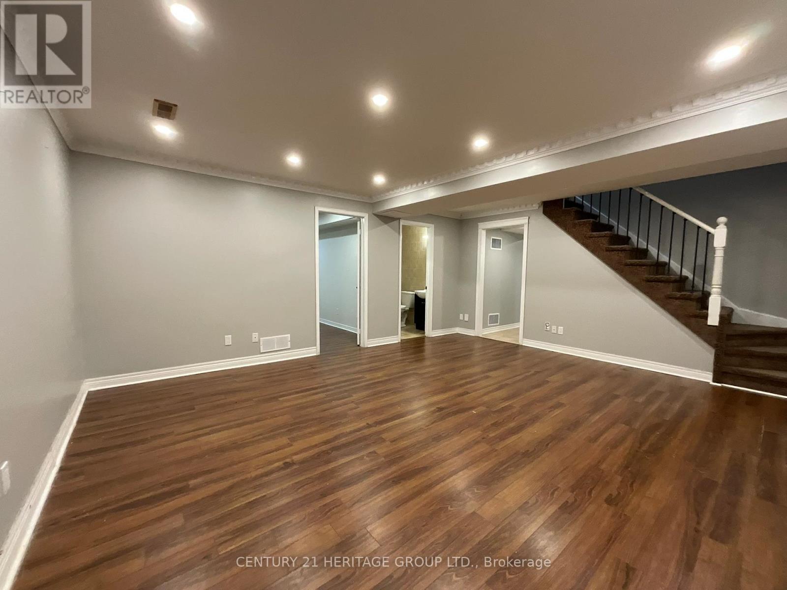 305 SANDRINGHAM DRIVE - 25