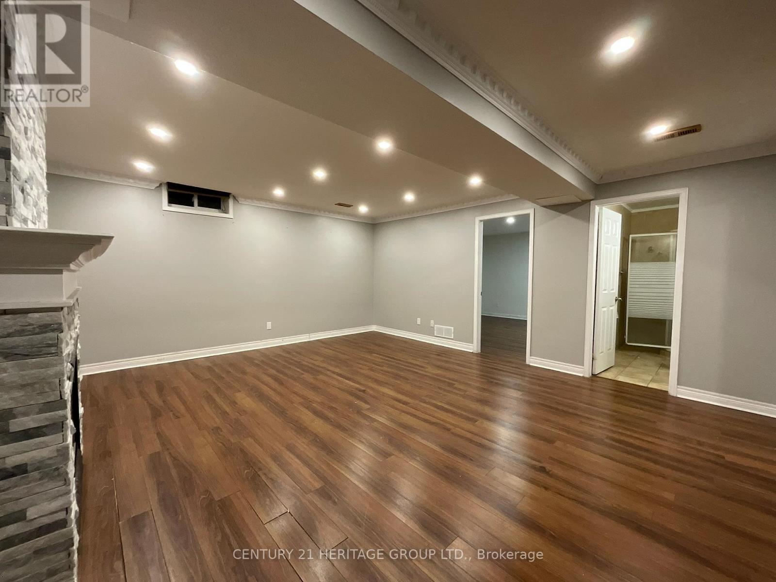 305 SANDRINGHAM DRIVE - 26