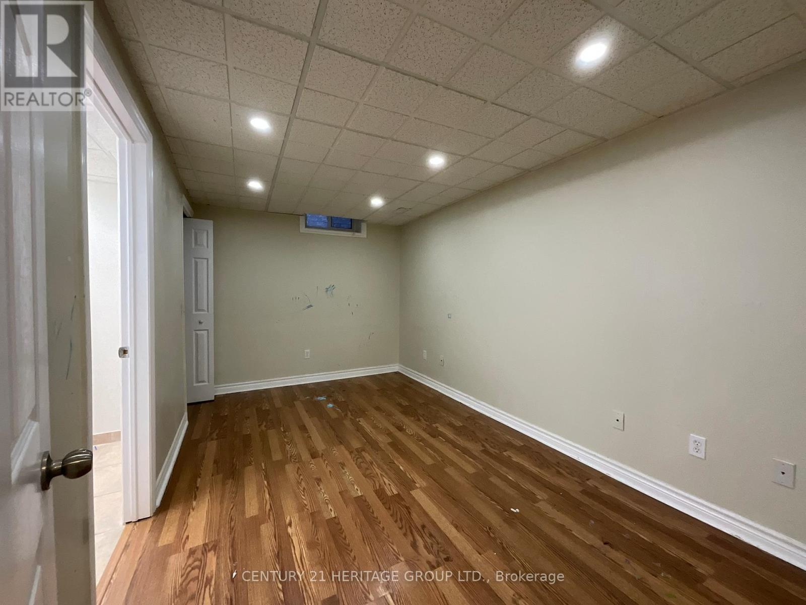 305 SANDRINGHAM DRIVE - 31