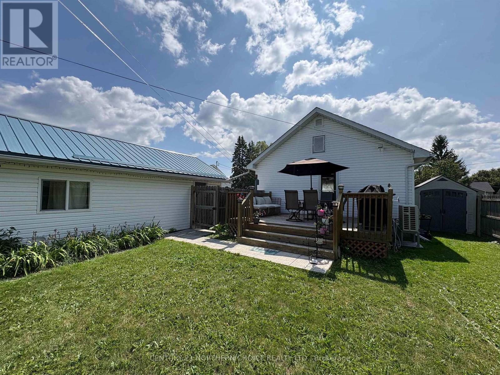 628 SECOND STREET E - Image 32