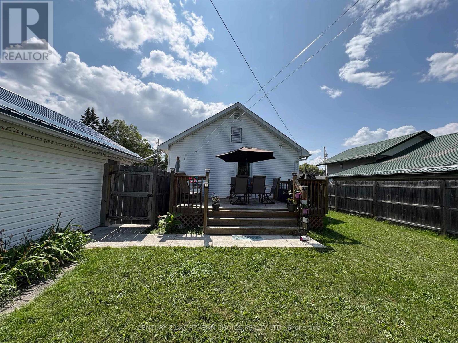 628 SECOND STREET E - Image 33